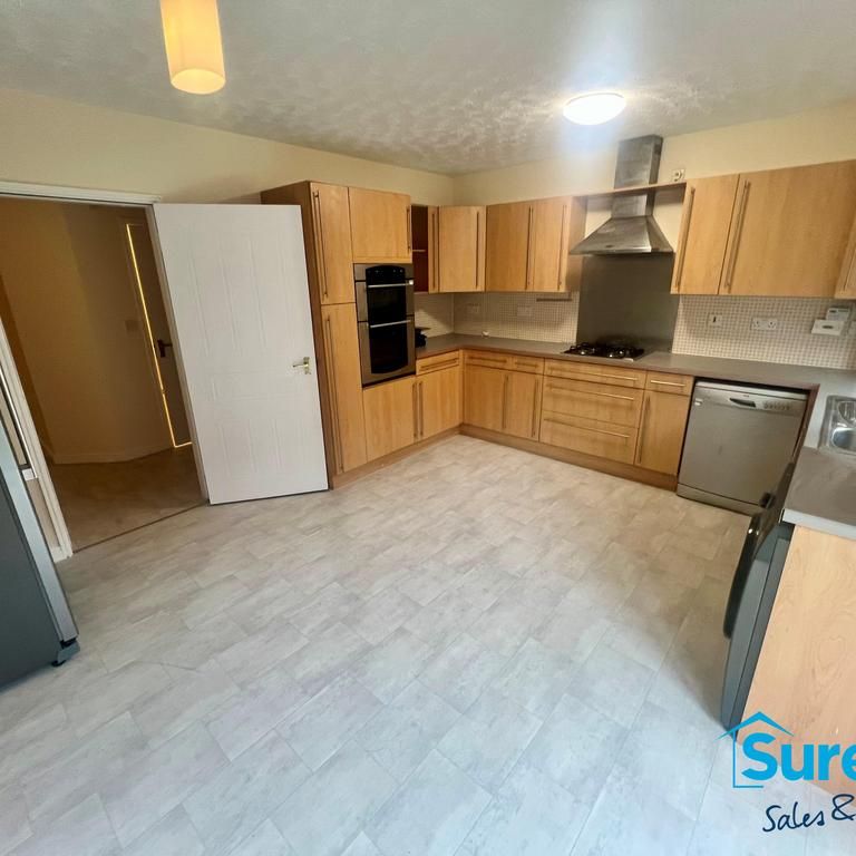 4 bedroom detached house to rent - Photo 1