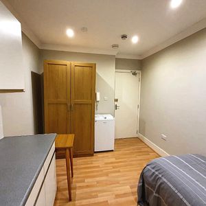 A semi-studio located on Cheniston Gardens, Kensington, London W8 - Photo 3