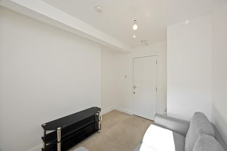 4 bedroom flat to rent - Photo 3