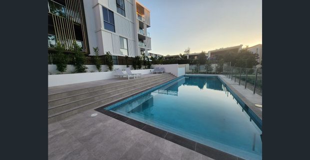 Modern 1-Bedroom Apartment. Two Swimming Pools, Gym, Sauna, Steam Room, Community Room, BBQ area. To veiw, Please read in the descriptions below. - Photo 1