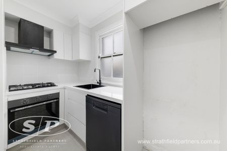 Renovated Terrace Living - Photo 4