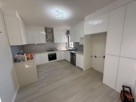 Modern 3-Bedroom Unit in Convenient Location!! - Photo 5