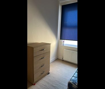 3 Bed Terraced House, Norfolk Road, E6 - Photo 6