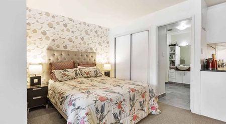 Large Studio Living! - Photo 2