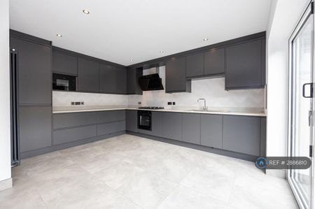 5 bedroom semi-detached house to rent - Photo 5