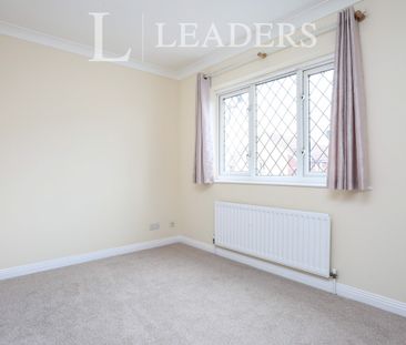 3 bedroom house to rent Lorne Gardens, Knaphill, Woking, GU21 - Photo 4