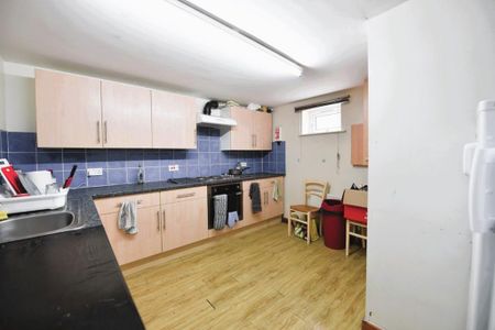 1 bedroom in a house share to rent - Photo 2