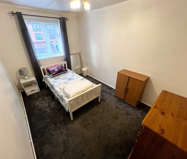 Room in a Shared Flat, Newcastle Street, M15 - Photo 3