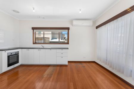 Contemporary 3-Bedroom Home with New Kitchen and Bathroom in Yarraville - Photo 3