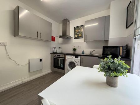 1 bedroom in a house share to rent - Photo 4