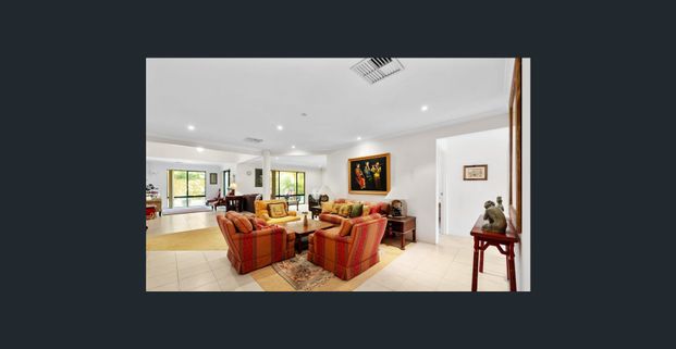 4x2 House at great location, like new paint.... - Photo 1