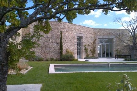 A louer, villa de prestige au centre du village de Gordes, pour 6 personnes, avec piscine et jardin - Photo 2