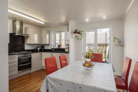 4 bedroom semi-detached house to rent - Photo 5