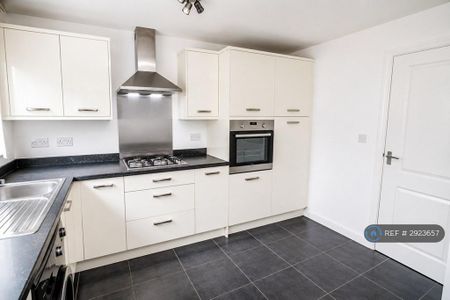 2 bedroom semi-detached house to rent - Photo 5