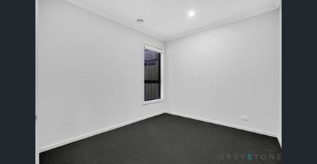 Charming Family Home in a Convenient Thornhill Park Location! - Photo 5