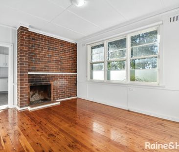 Spacious Three Bedroom Home - Photo 3