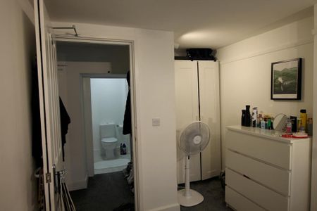 1 bedroom in a house share to rent - Photo 2