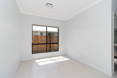 NEW HOME WITH SOLAR & ELECTRIC CAR CHARGER - Photo 2