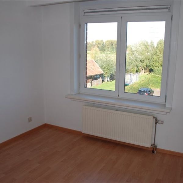 Rustig & centraal gelegen instapklaar appartement op de 2eV met 2 slaapkamers en achterliggende garage. - Photo 1