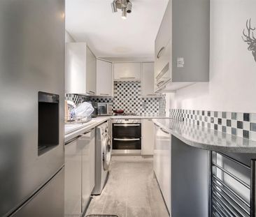 2 Bedroom Flat - Purpose Built - Photo 1