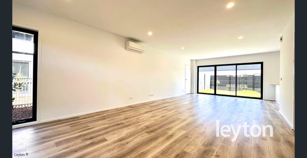 Stunning Modern Townhouse - Photo 1