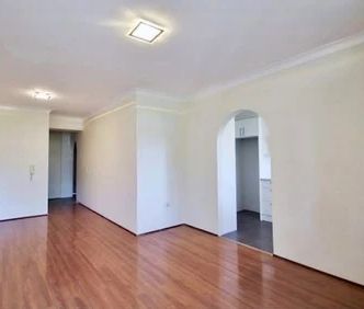 Well-Maintain | Bright 2 bedder Unit in Sought-after location! - Photo 2