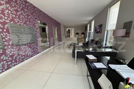 Stunning apartment offering 786 Sq.Ft. of living space & 24 Hr. Concierge - Photo 2