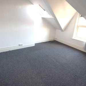 To Let 1 Bed Flat - Photo 2