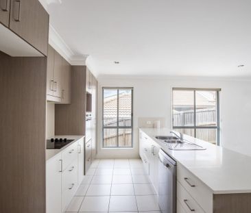 Modern & Spacious Family Home! - Photo 6