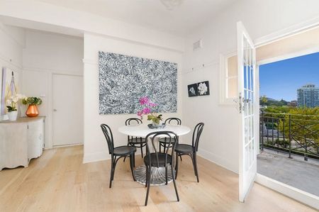 Spacious 2-Bedroom Apartment in Prime Darlinghurst Location - Photo 2