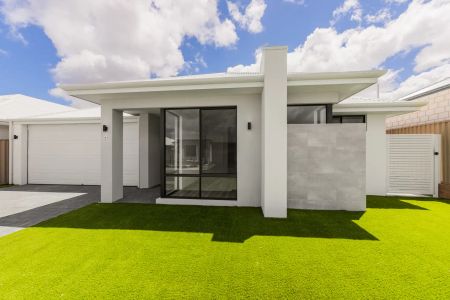 “Spacious Family Home with Dual Kitchens in Prime Hammond Park Location” - Photo 4