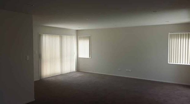 4 BEDROOM - 2 STOREY - GARAGE - Photo 1