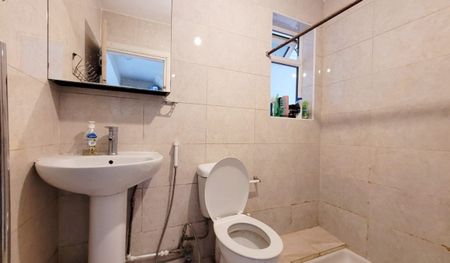 Lansbury Avenue, Edmonton, London N18 - Photo 4