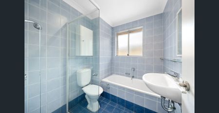 Top Floor Bright and Breezy Apartment Steps to Clovelly Beach - Photo 4