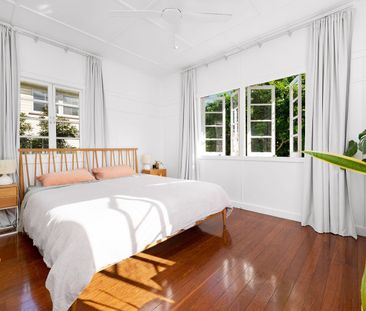 Charming 2-Bedroom Home with Deck & Private Backyard in Moorooka - Photo 3