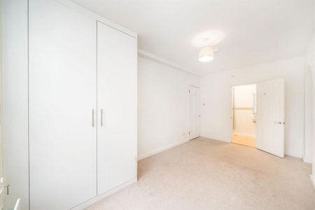 3 bedroom flat to rent - Photo 4