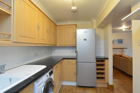 Lovely & Spacious 3 Bedroom House for Rent in South Wimbledon SW19 - Photo 2