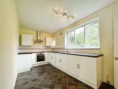 3 bedroom semi-detached house to rent - Photo 3