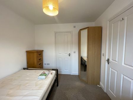 3 bedroom Semi-Detached House to let - Photo 3