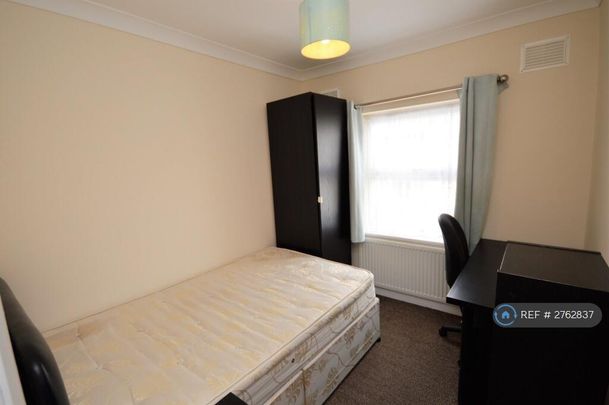 4 bedroom end of terrace house to rent - Photo 1