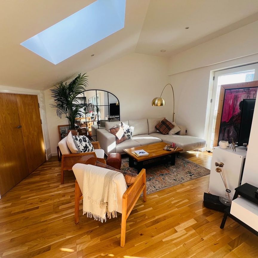 1 Bed Penthouse, Giles Court, E2 - Photo 1