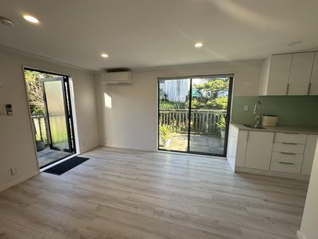Sunny Spacious two-bedroom place in Torbay - Photo 4