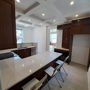 Ahuntsic - 6 1/2 Avec Cour Et Parking - Photo 2