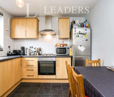 3 bedroom house to rent Freshfield Close, London, SE13 - Photo 3