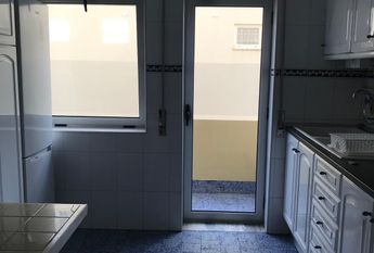 Apartamento T3 Praia da Barra, com cozinha equipada e parcialmente mobilado. Visite!