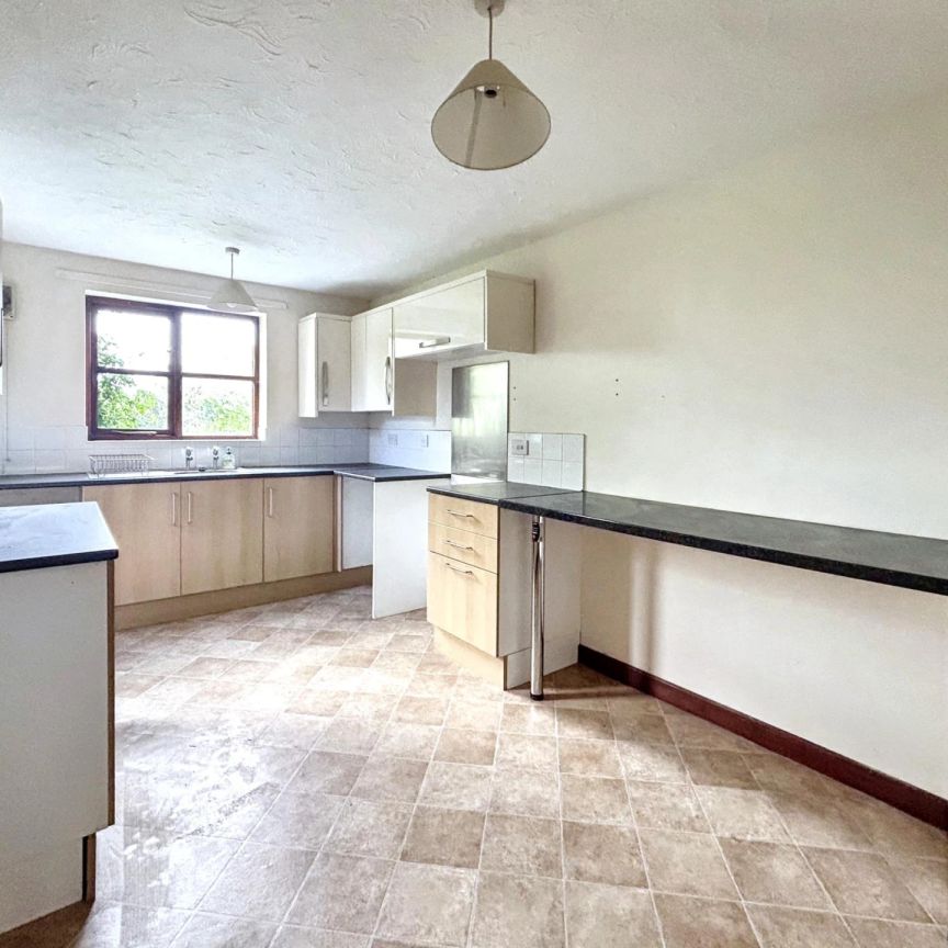 Charming 3-Bedroom Semi-Detached Cottage in Gisleham - Photo 1