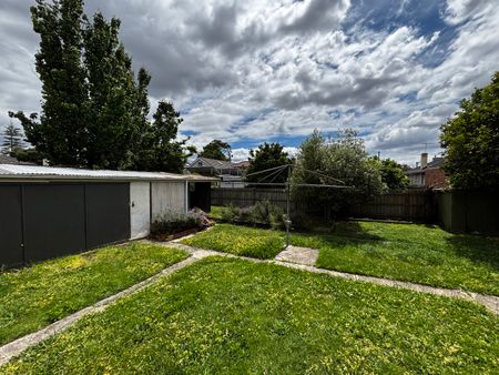 3 Burns Avenue, Murrumbeena VIC 3163 - House For Rent | Domain - Photo 3