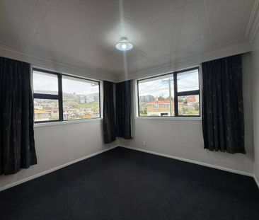 Garaging galore and a sunny and tidy home! - Photo 6