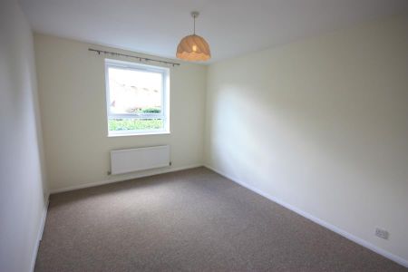 Kingfisher Drive, Guildford - 2 bedrooms Property for lettings - Seymours - Photo 2