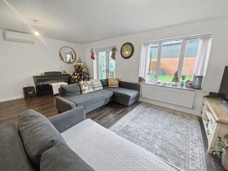 4 bedroom detached house to rent - Photo 2